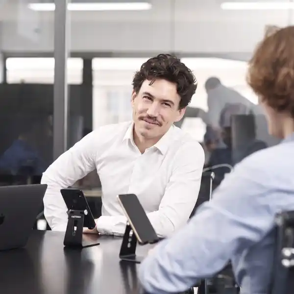 Développeurs, designers, chefs de projet, travaillant au sein des bureaux de l'agence Dexon spécialisée en création d'applications mobiles et web