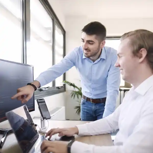 Développeurs, designers, chefs de projet, travaillant au sein des bureaux de l'agence Dexon spécialisée en création d'applications mobiles et web